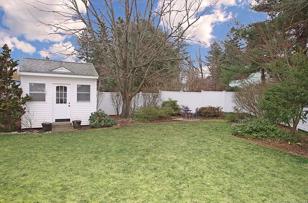 92 Fairway Dr, Meriden CT  06450-7076 exterior