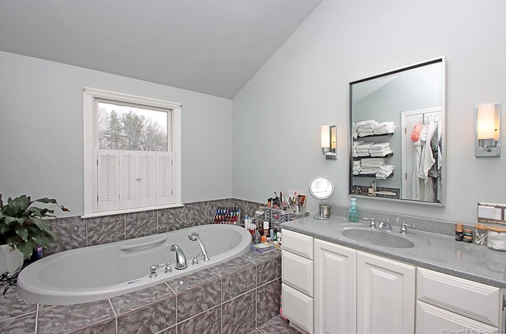 92 Fairway Dr, Meriden CT  06450-7076 exterior