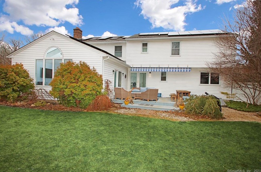 92 Fairway Dr, Meriden CT  06450-7076 exterior