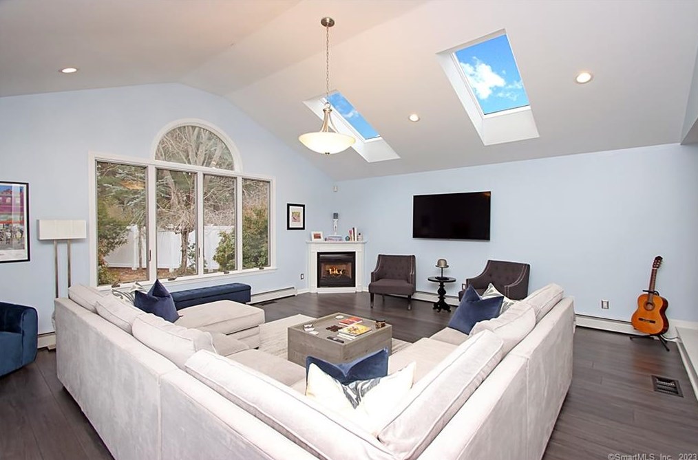 92 Fairway Dr, Meriden CT  06450-7076 exterior