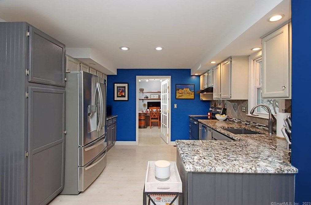 92 Fairway Dr, Meriden CT  06450-7076 exterior