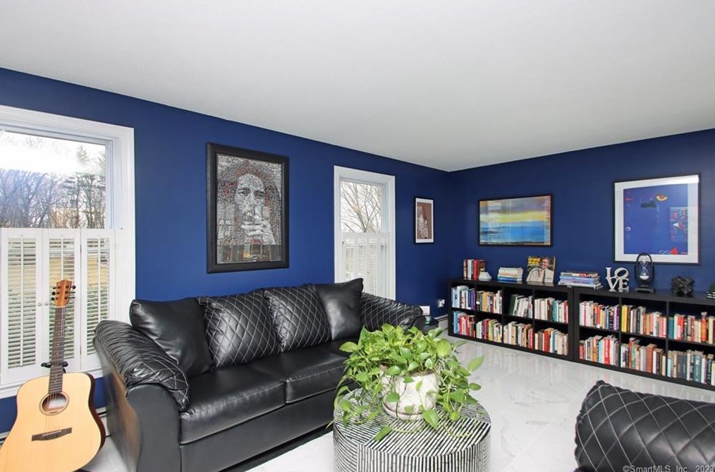 92 Fairway Dr, Meriden CT  06450-7076 exterior