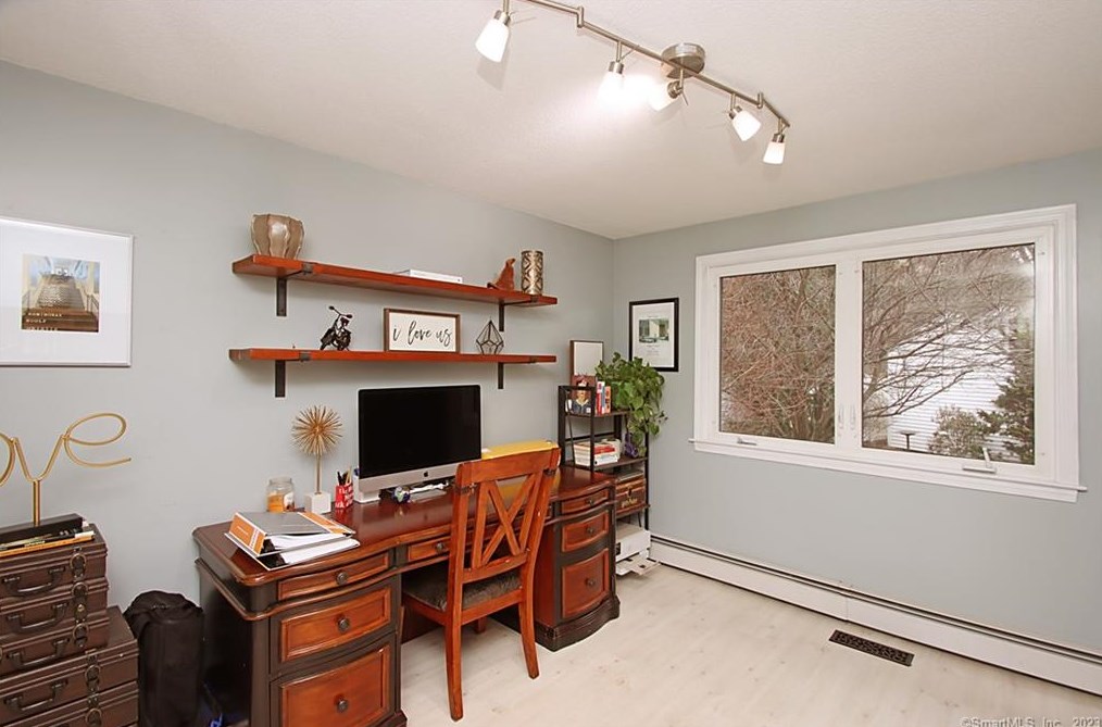 92 Fairway Dr, Meriden CT  06450-7076 exterior