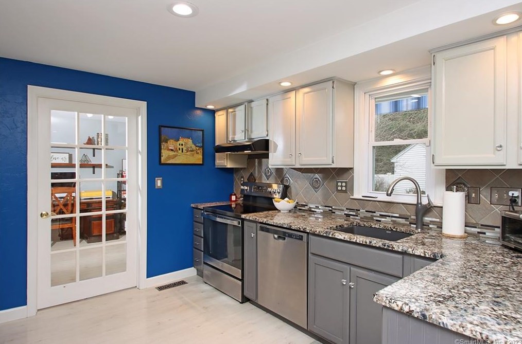 92 Fairway Dr, Meriden CT  06450-7076 exterior