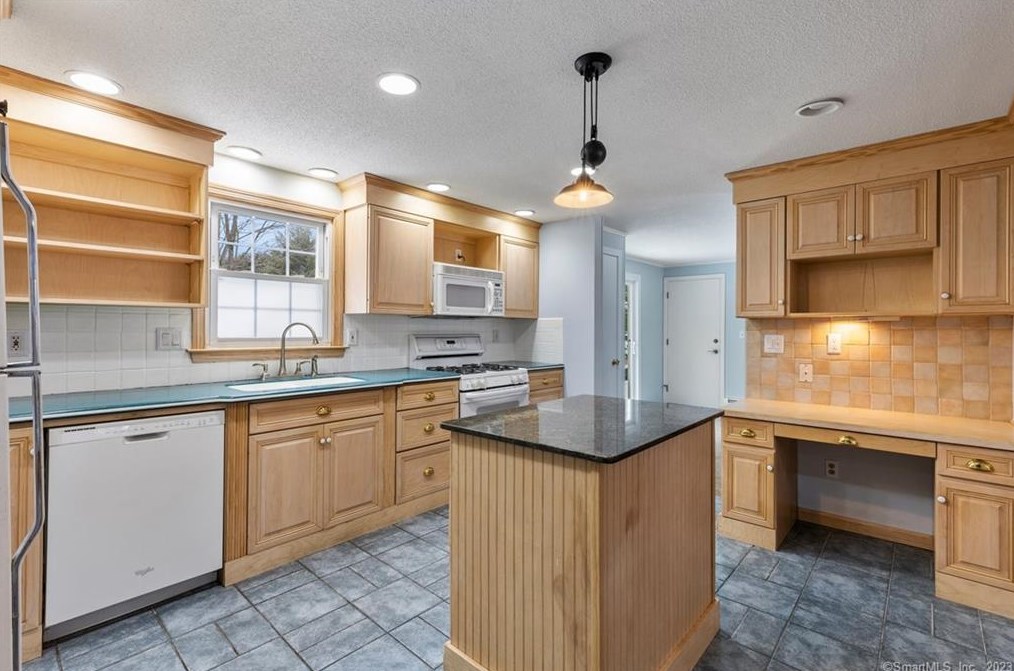 2 Kerr Farm Rd, Simsbury CT  06070-2016 exterior
