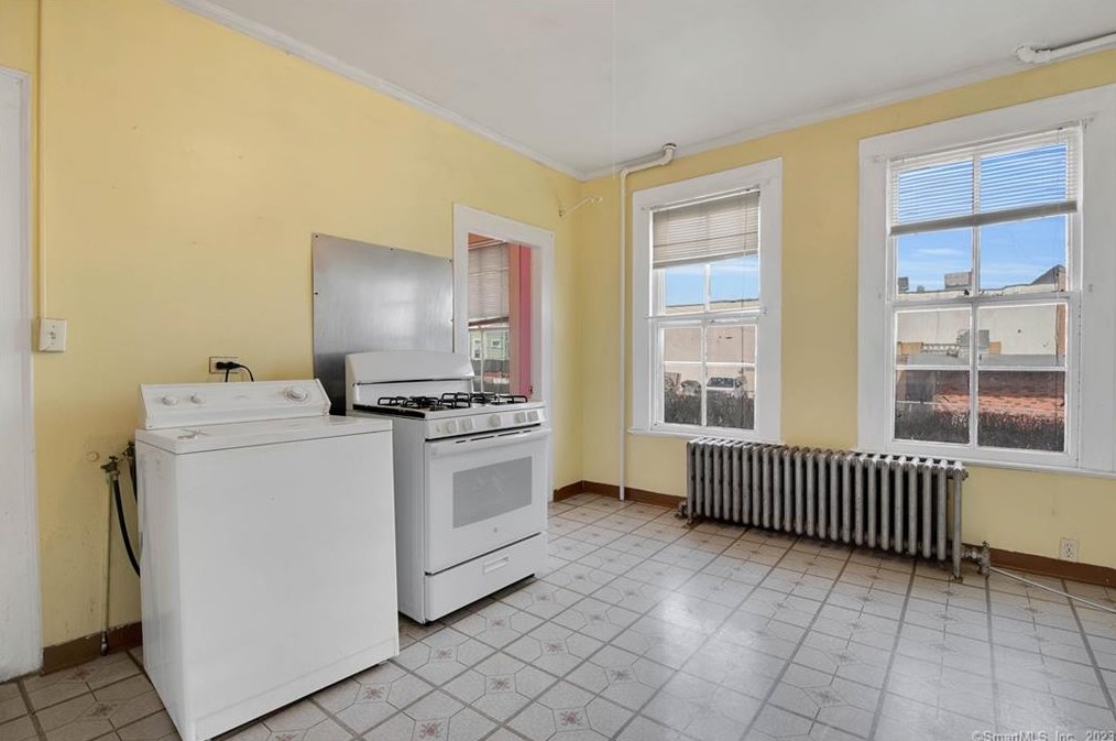 211 Franklin Ave, Hartford CT  06114-1339 exterior