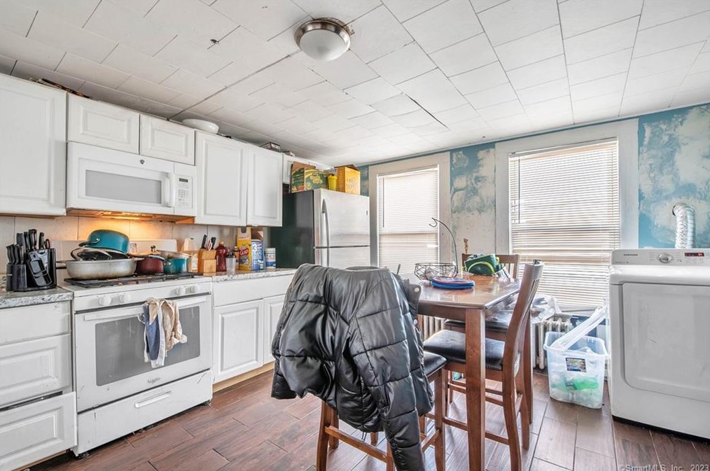 211 Franklin Ave, Hartford CT  06114-1339 exterior