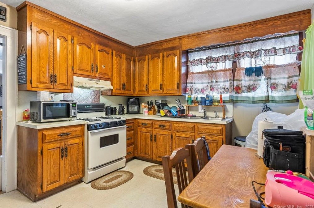 51 Bodwell St, Hartford CT 06114-2604 exterior