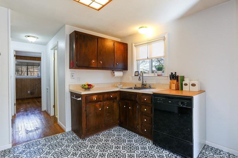 2 Hayes Rd, Simsbury CT  06081-9632 exterior