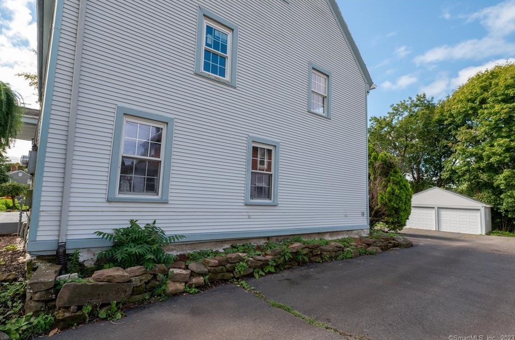 17 Pleasant St, Cromwell CT  06416-2323 exterior