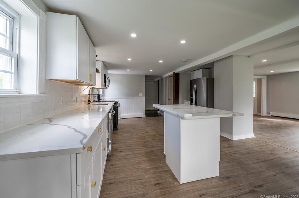 17 Pleasant St, Cromwell CT  06416-2323 exterior