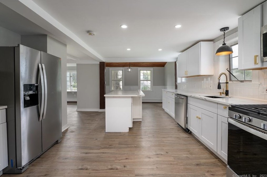 17 Pleasant St, Cromwell CT  06416-2323 exterior