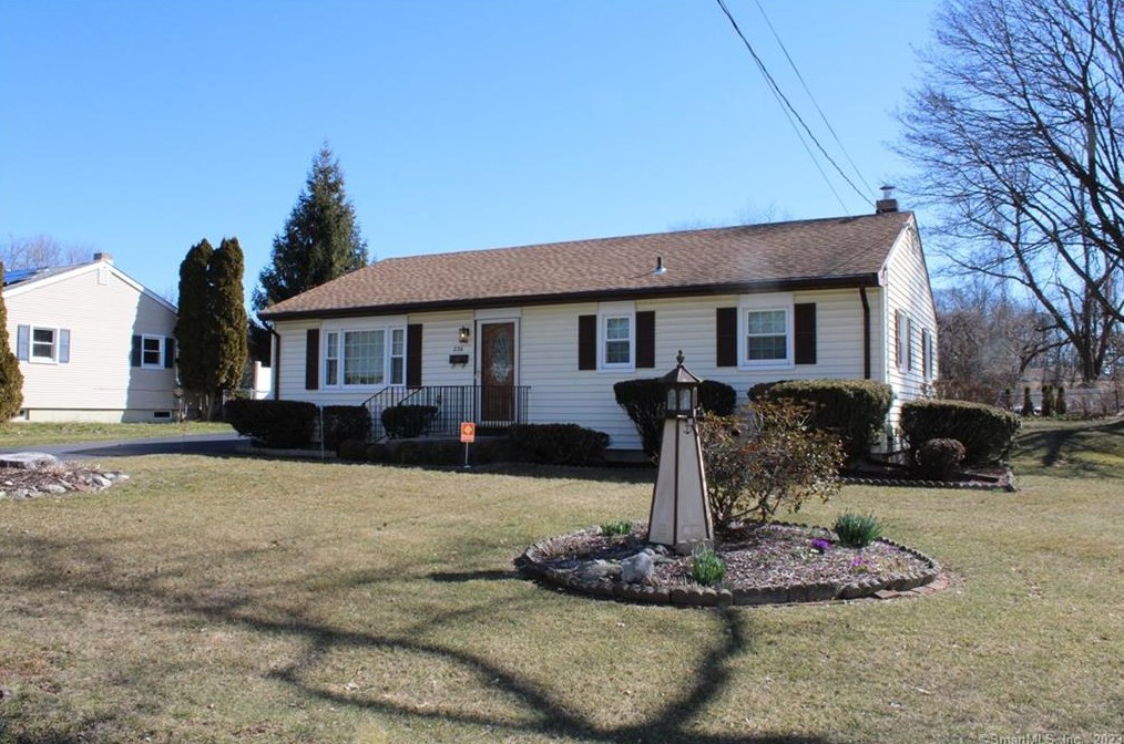 226 Meadows End Rd, Milford, CT 06460