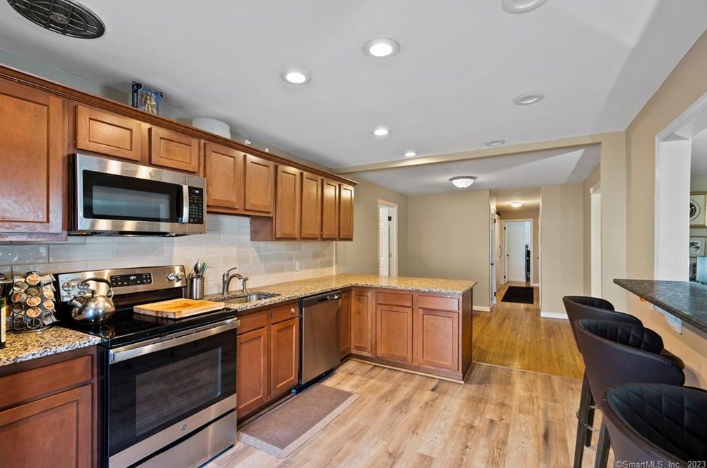 54 Piping Rock Dr, Waterbury CT  06706-2425 exterior