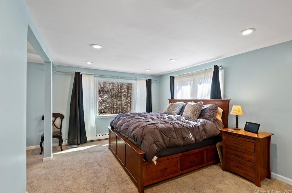 54 Piping Rock Dr, Waterbury CT  06706-2425 exterior