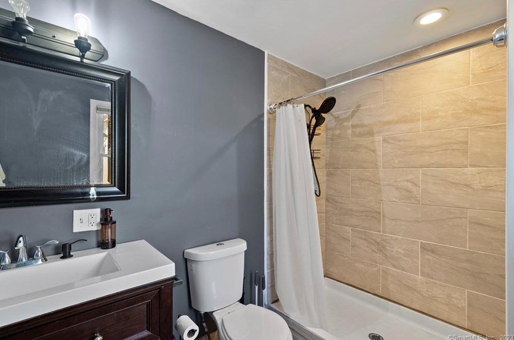 54 Piping Rock Dr, Waterbury CT  06706-2425 exterior