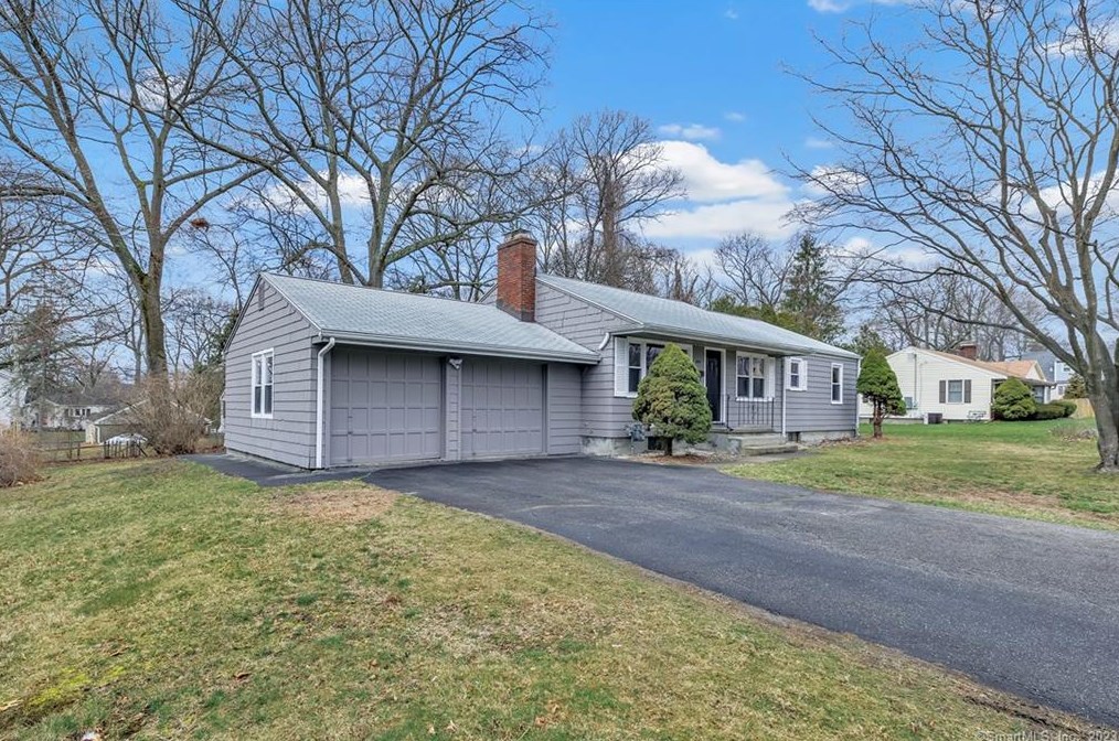 535 Robin Ln, Stratford CT  06614-2417 exterior