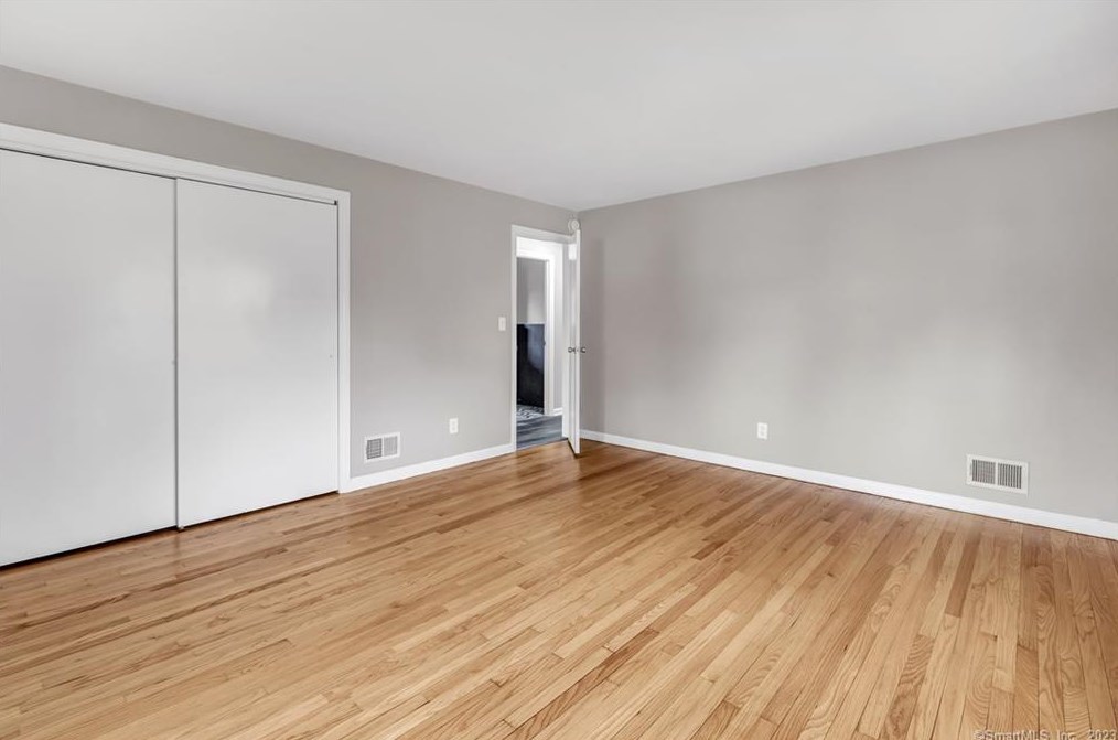 535 Robin Ln, Stratford CT  06614-2417 exterior