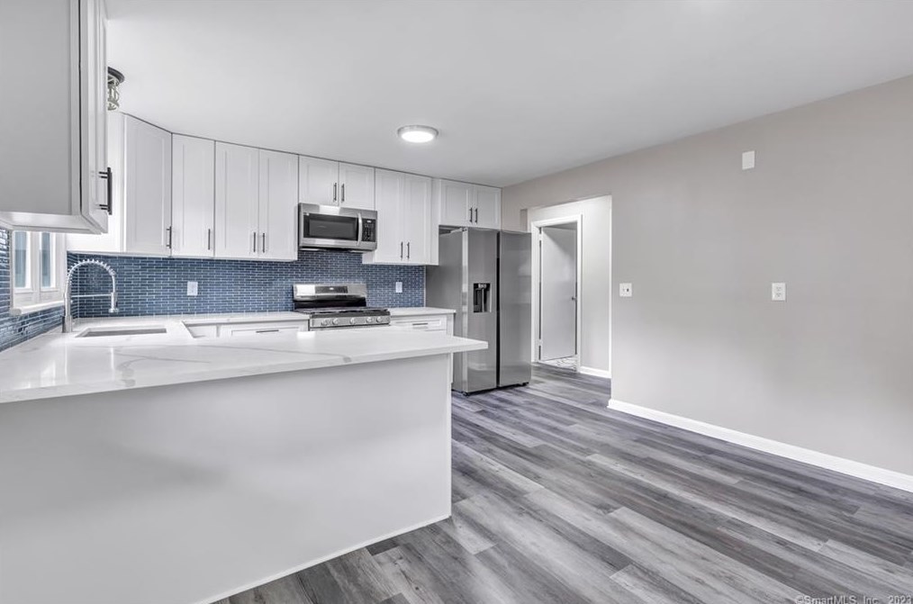 535 Robin Ln, Stratford CT  06614-2417 exterior