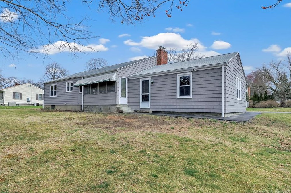 535 Robin Ln, Stratford CT  06614-2417 exterior