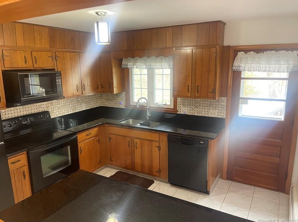 6 Milltown Rd, North Stonington CT  06359-1205 exterior