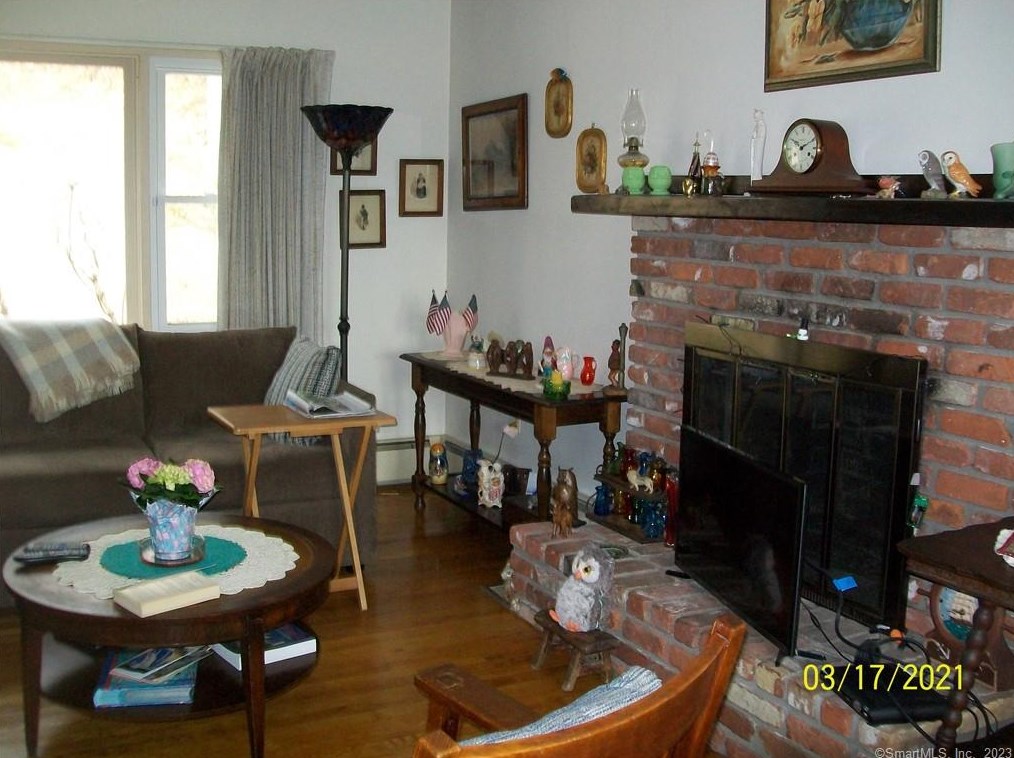 25 Fairview Ave, Huntington, CT 06484