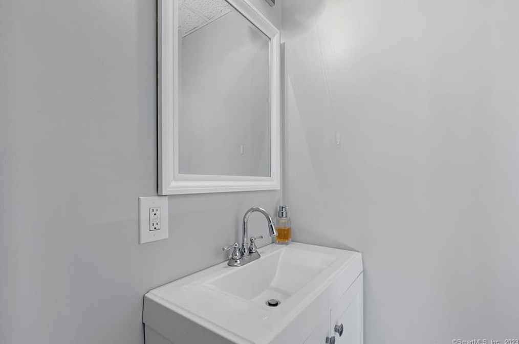 65 Barnshed Ln, Guilford CT  06437-1109 exterior