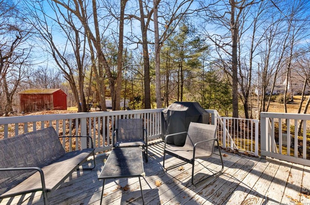 65 Barnshed Ln, Guilford CT  06437-1109 exterior