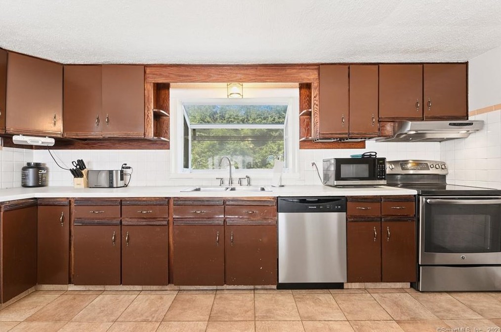 8 Lewis Dr, Watertown CT  06779-2014 exterior