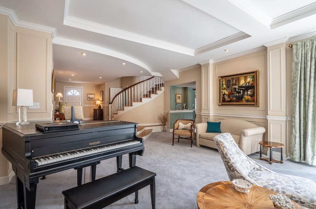 17 Mtn Ter Rd, Hartford CT 06107-1531 exterior