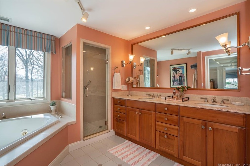 17 Mtn Ter Rd, Hartford CT 06107-1531 exterior