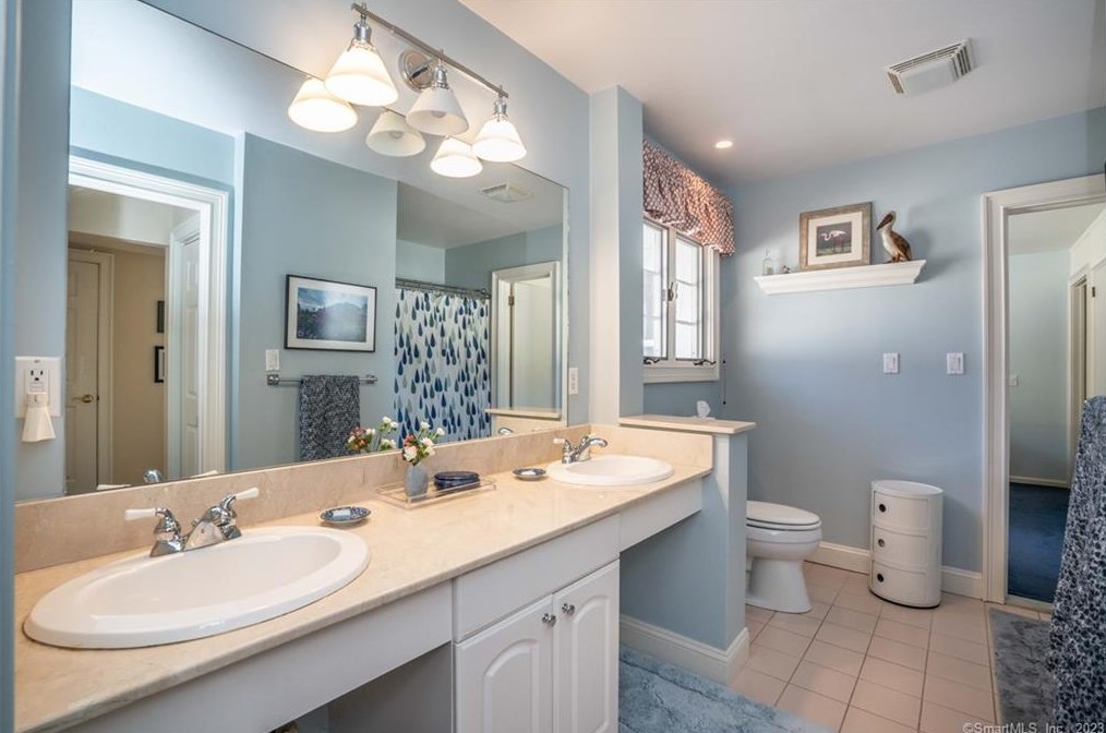 17 Mtn Ter Rd, Hartford CT 06107-1531 exterior