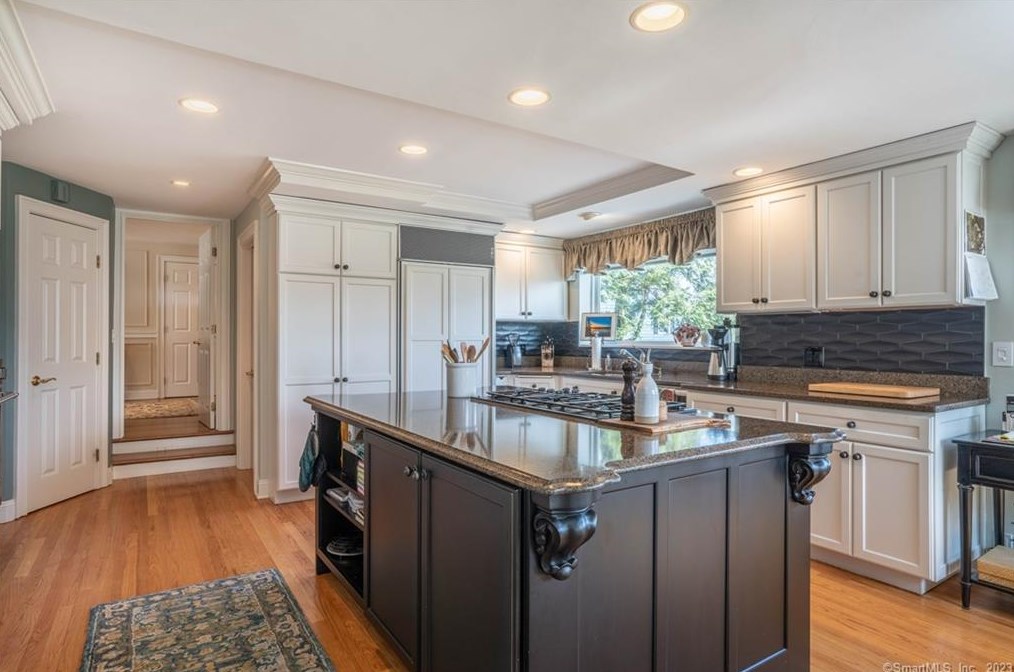 17 Mtn Ter Rd, Hartford CT 06107-1531 exterior