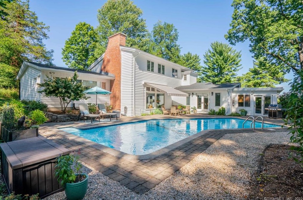 17 Mtn Ter Rd, Hartford CT 06107-1531 exterior