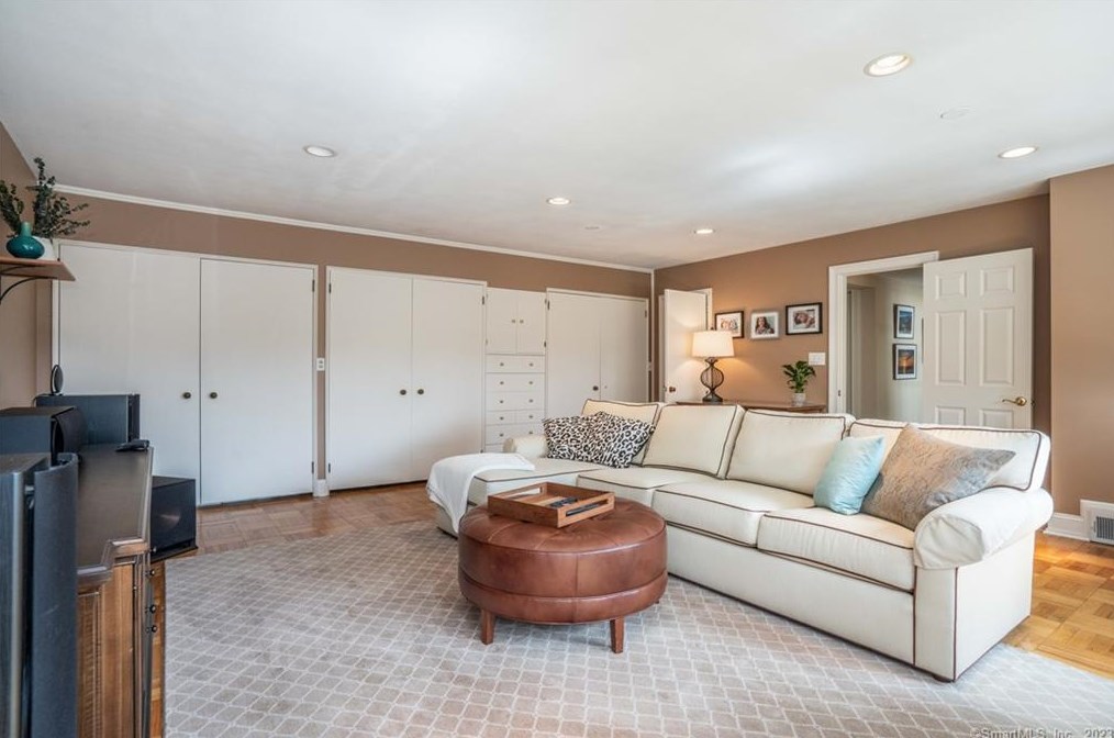 17 Mtn Ter Rd, Hartford CT 06107-1531 exterior