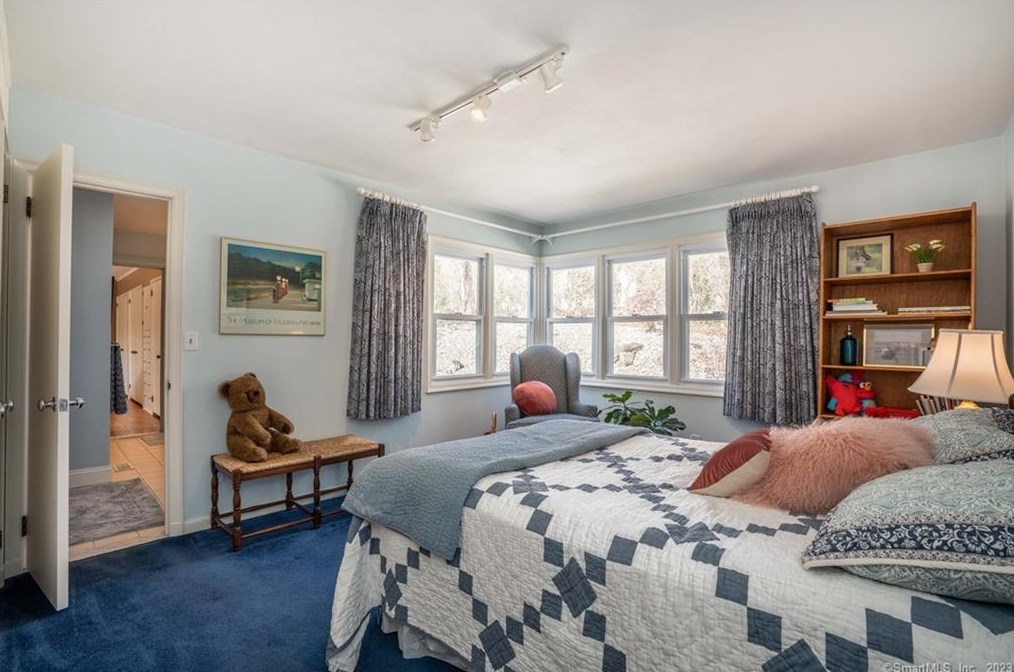 17 Mtn Ter Rd, Hartford CT 06107-1531 exterior