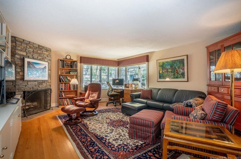 17 Mtn Ter Rd, Hartford CT 06107-1531 exterior