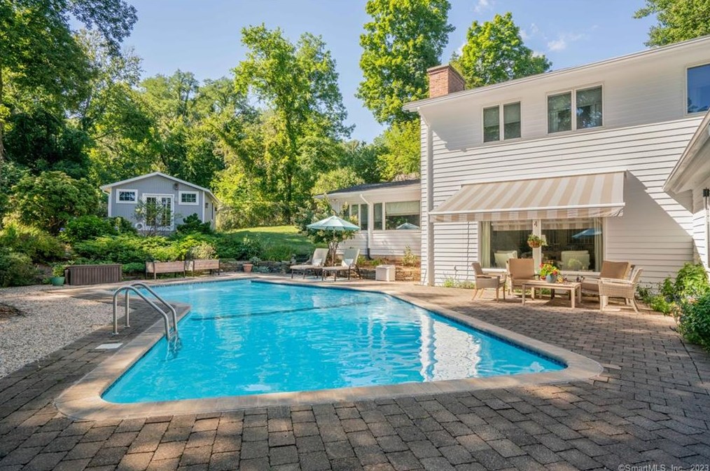 17 Mtn Ter Rd, Hartford CT 06107-1531 exterior