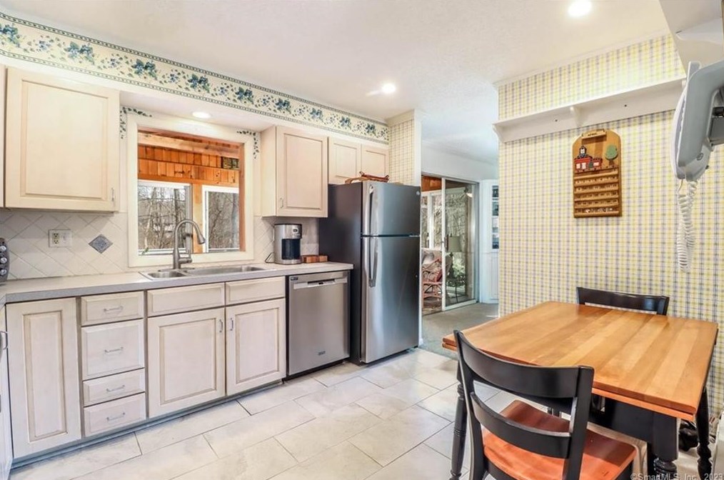 28 Meetinghouse Ter, Northville CT  06776-5118 exterior