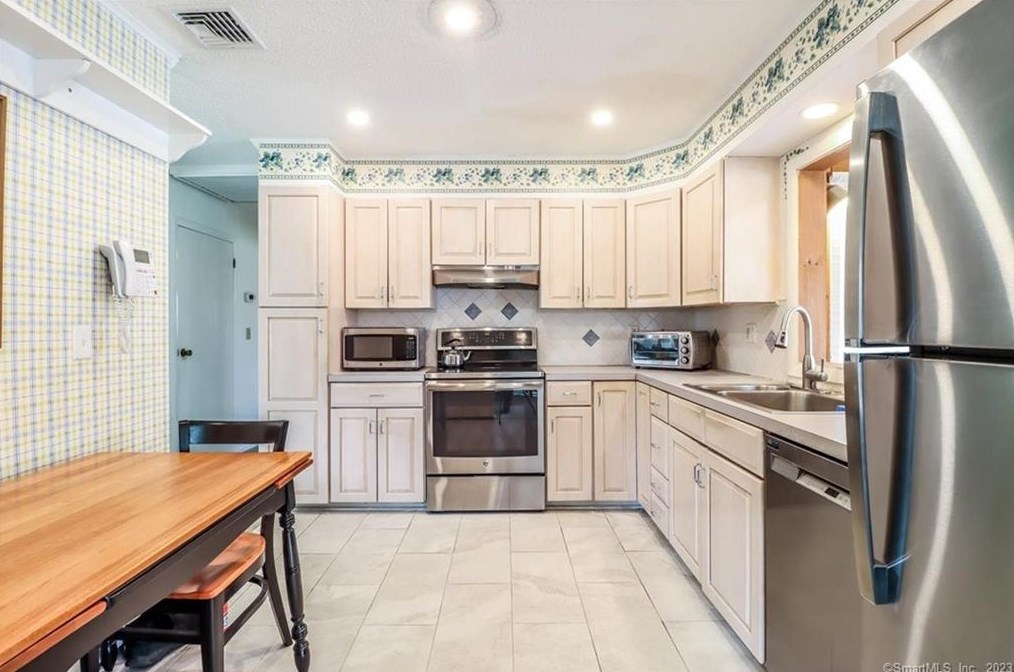 28 Meetinghouse Ter, Northville CT  06776-5118 exterior