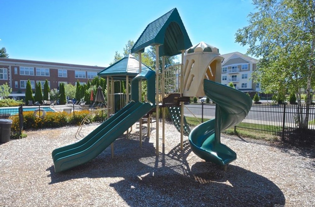 86 Park Place Cir, Hartford CT  06110-1426 exterior