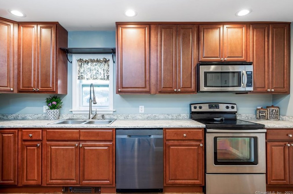 11 Phillips St, Plainfield CT  06374-1024 exterior