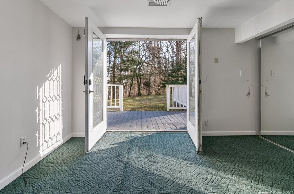 62 Crestwood Rd, Stratford CT  06614-1407 exterior