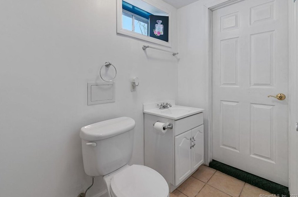 62 Crestwood Rd, Stratford CT  06614-1407 exterior