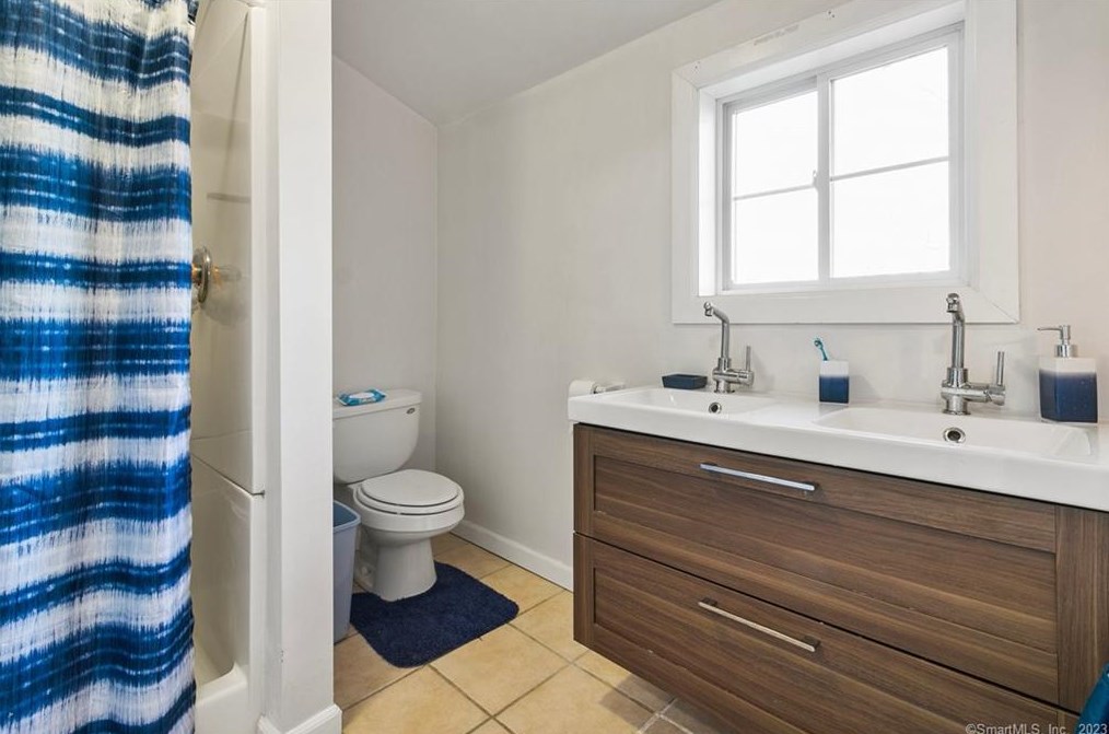 62 Crestwood Rd, Stratford CT  06614-1407 exterior