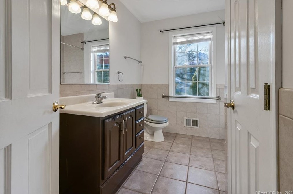 62 Crestwood Rd, Stratford CT  06614-1407 exterior