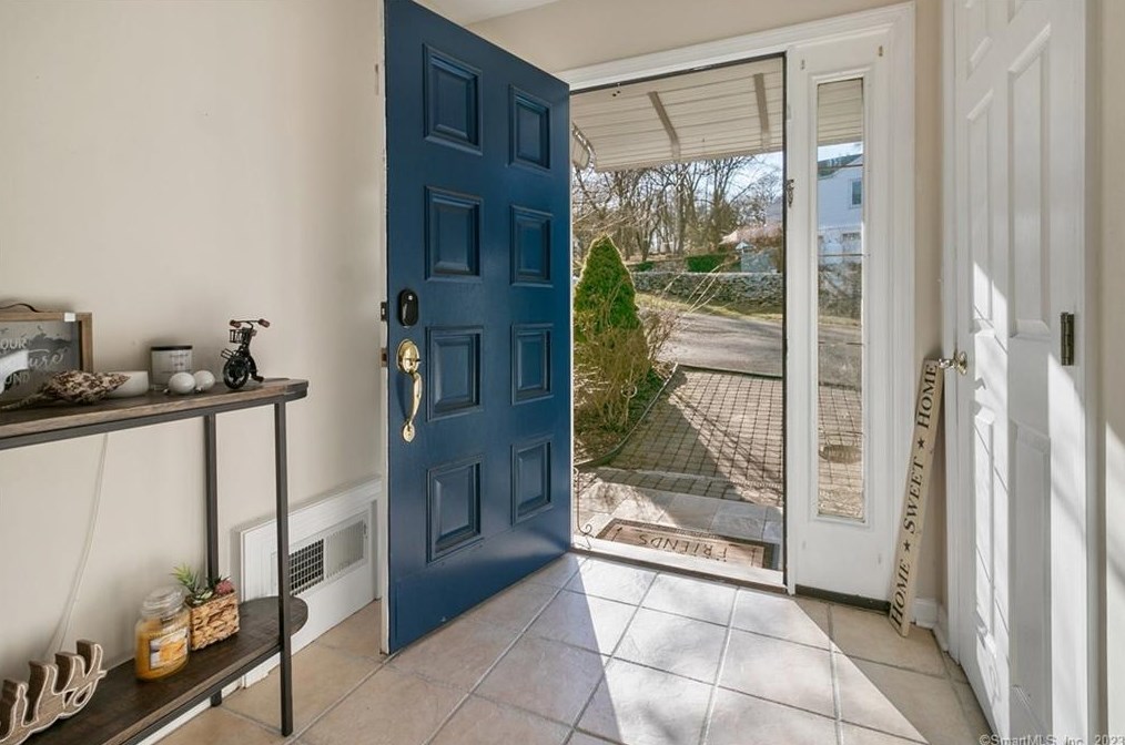 62 Crestwood Rd, Stratford CT  06614-1407 exterior