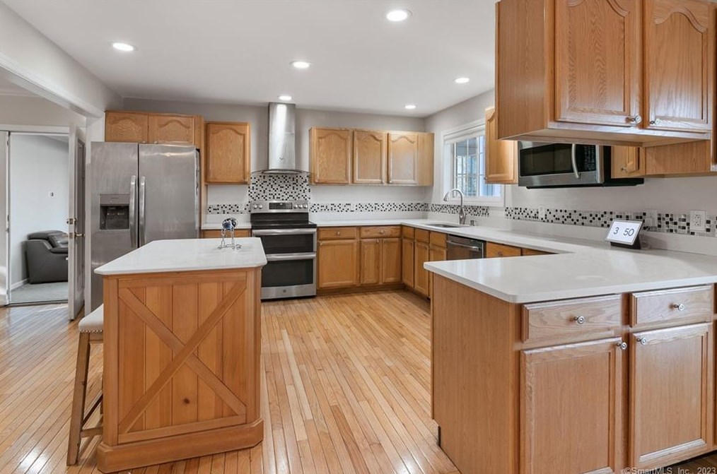 62 Crestwood Rd, Stratford CT  06614-1407 exterior