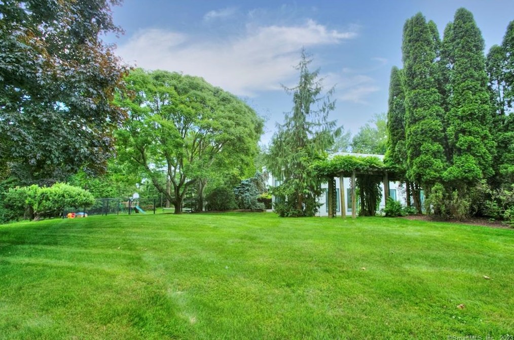 67 Beachside Ave, Westport CT  06880-6206 exterior