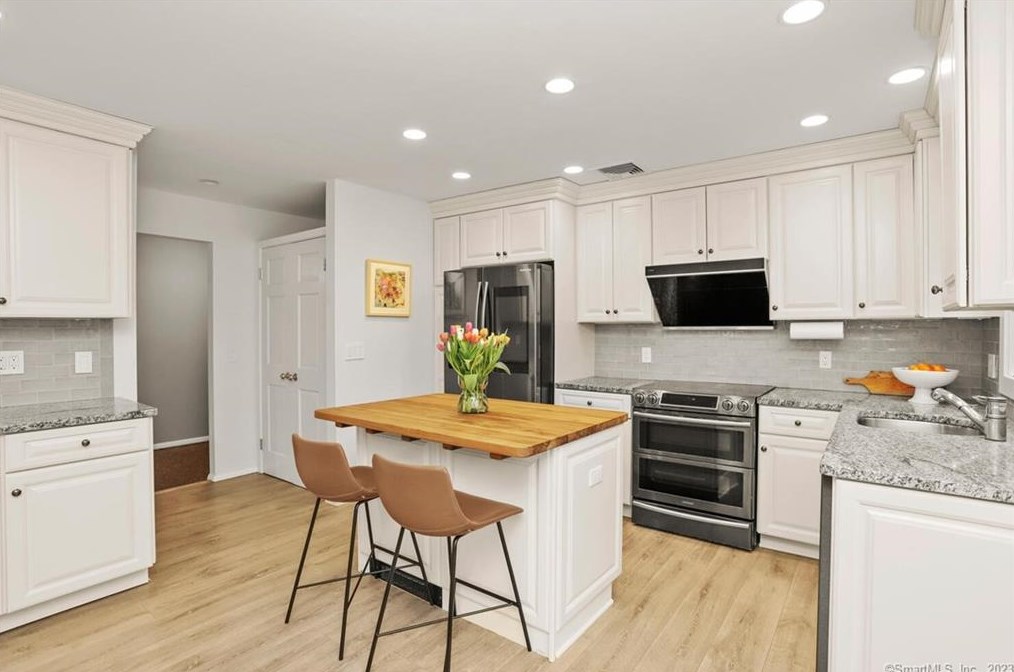 16 Bartram Dr, West Redding CT  06896-1508 exterior